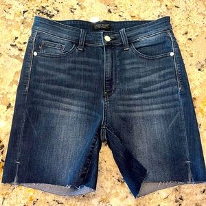 Judy Blue Shorts size large . Dark denim. Style JB15258 MID RISE